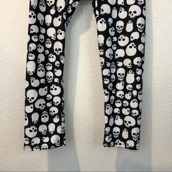 Onzie Skull Print High Basic Capri Leggings - Picture 5 of 16